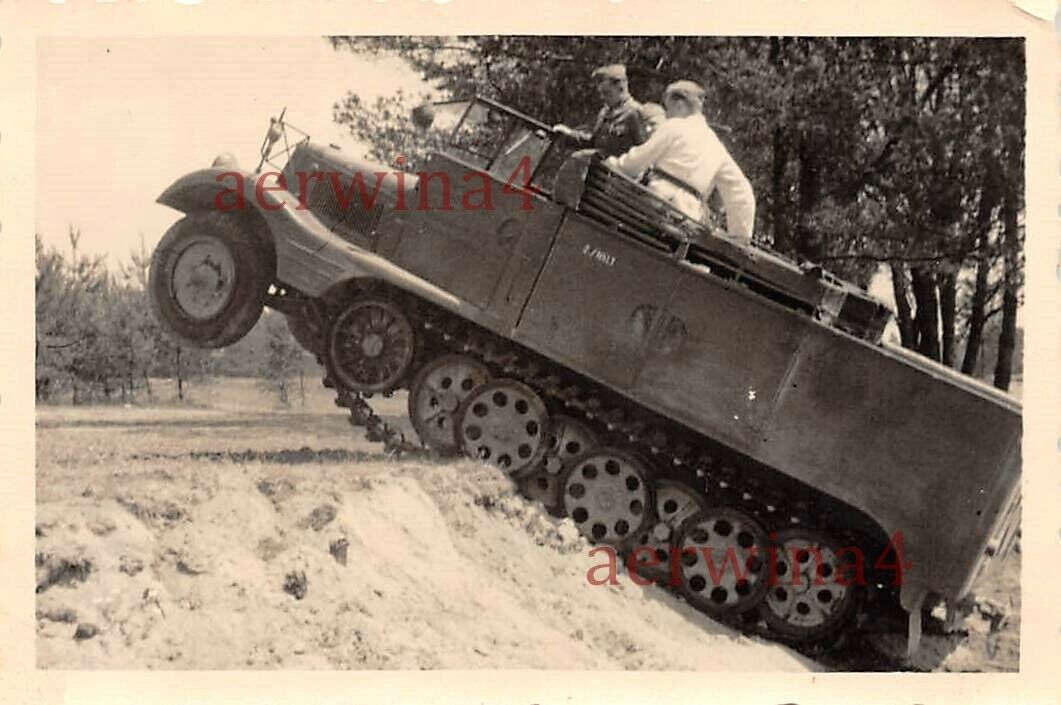Geländefahrt Halbketten - Zugmaschine 3t Artillerieaufbau Sd. Kf