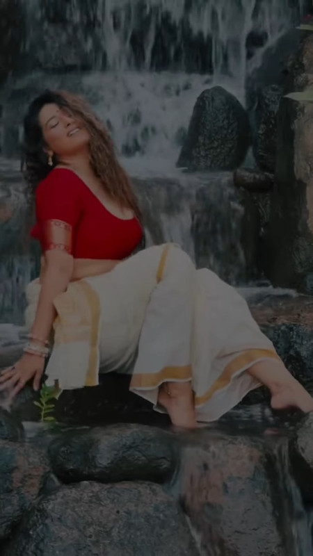 rasha_kirmani_hot onam outfit.mp4_snapshot_00.00.706
