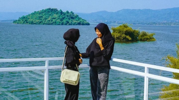 Wisatawan berfoto di wahana Glass Deck Tanjung Duriat, tempat wisata yang lagi hits di Sumedang.