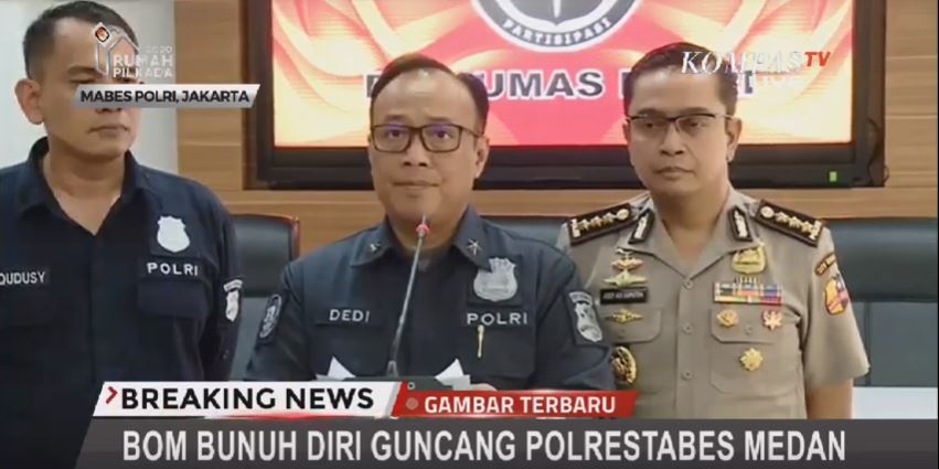 Karopenmas Mabes Polri Brigjend Dedi Prasetyo (tengah) mengatakan bahwa korban terluka hingga saat ini ada enam orang akibat bom bunuh diri di Polrestabes Medan yang dikatakannya saat konferensi pers di Mabel Polri Jakarta, Rabu (13/11/2019) 