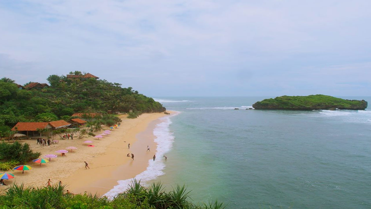 Pesona Keindahan Pantai Sadranan yang Sangat Memukau