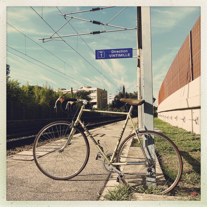 AUTOCOLLANT CAFÉ RACER PILOTE. ACHETEZ DES AUTOCOLLANTS EN VINYLE