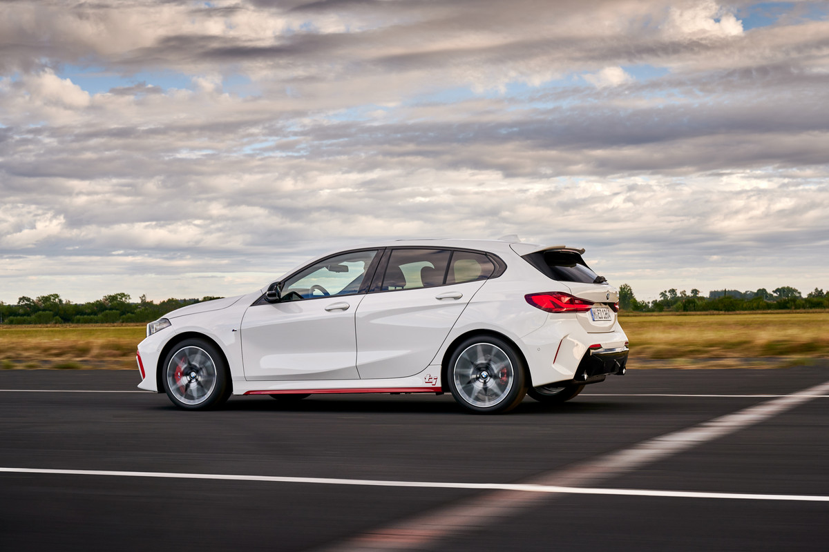 P90402176_highRes_the-all-new-bmw-128t