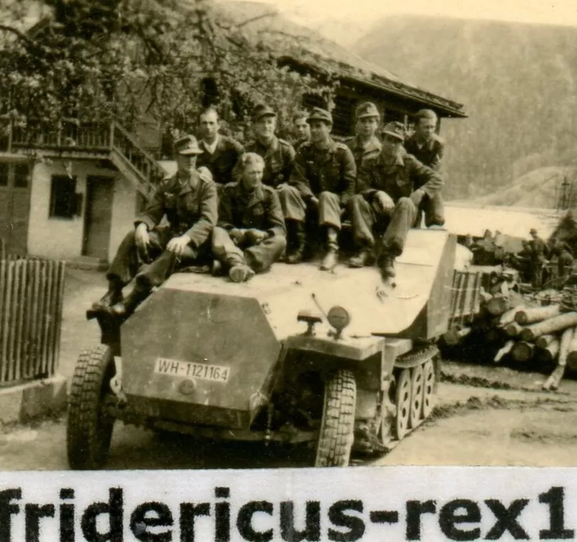 F11 Foto WH Sd Kfz 251 Halbkette Sonderumbau - Ladefläche - an der Front