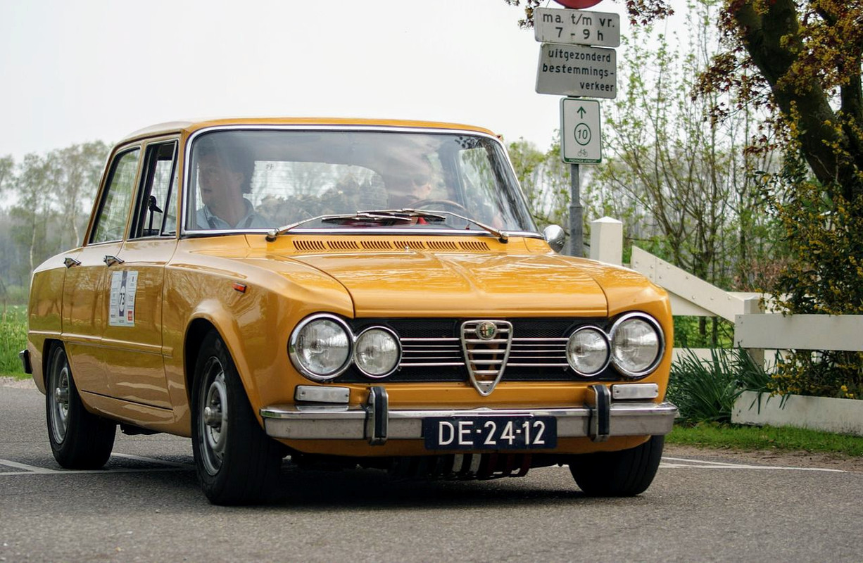 1973_Alfa_Romeo_Giulia_1300_Super_(8971005113)