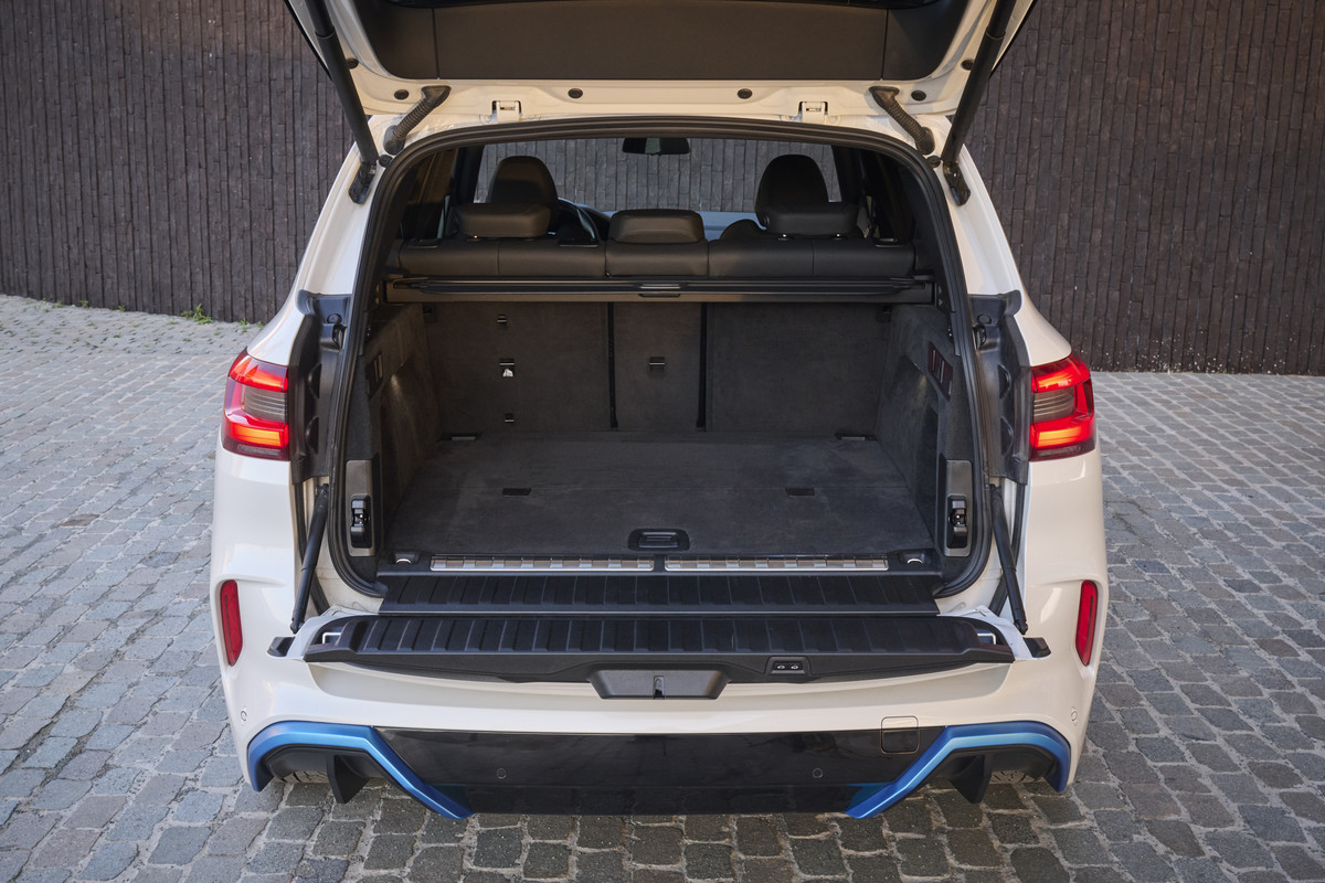 P90494464_highRes_bmw-ix5-hydrogen-on-