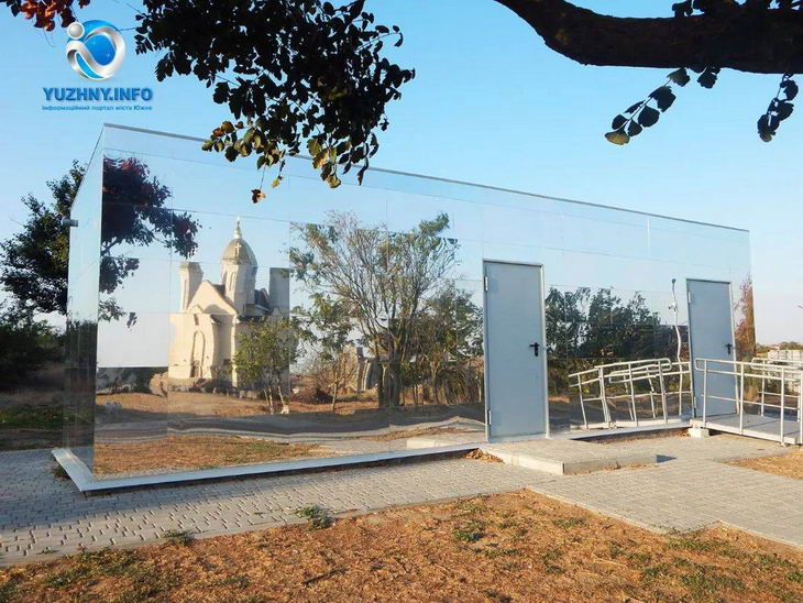 туалет зеркальный.