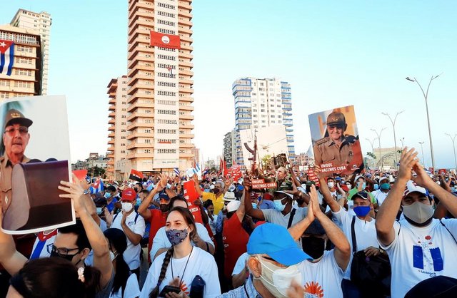 Mayoría de cubanos apoyan el socialismo y revolución Cubanos, Socialismo