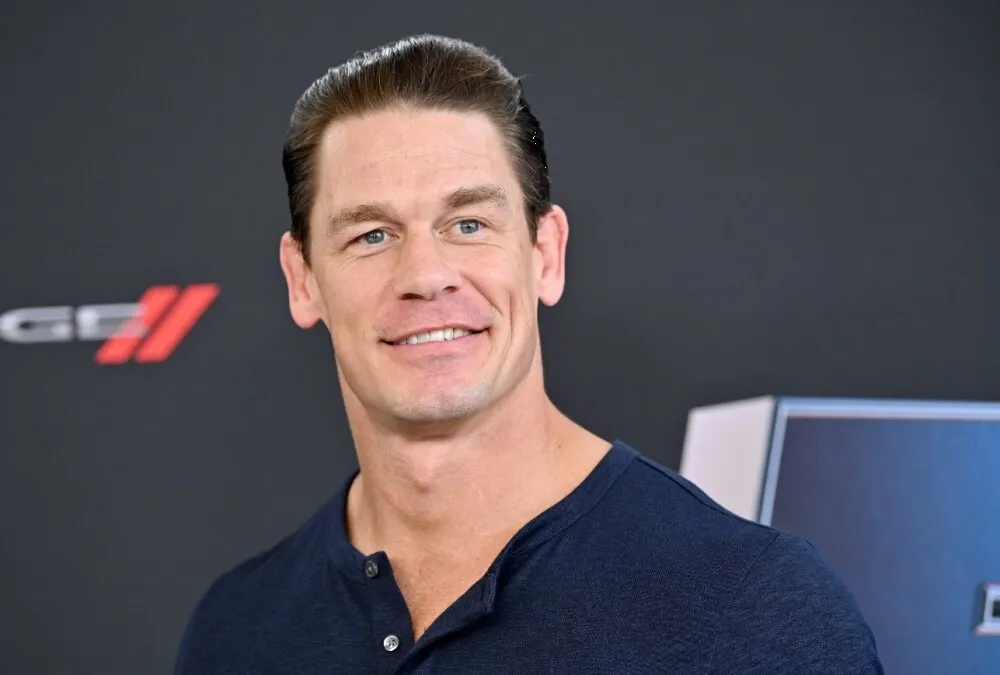 John Cena sorprende al ser captado con falda y medias