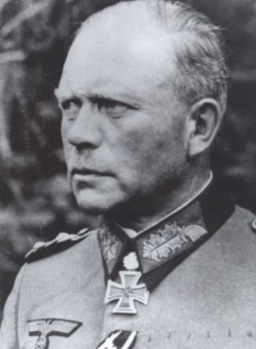 Fotografía del Generaloberst Heinz Guderian durante la Operación Barbarroja. Junto a su Cruz de Caballero, en el cuello se pueden apreciar las Hojas de Roble, concedidas el 17 de julio de 1941