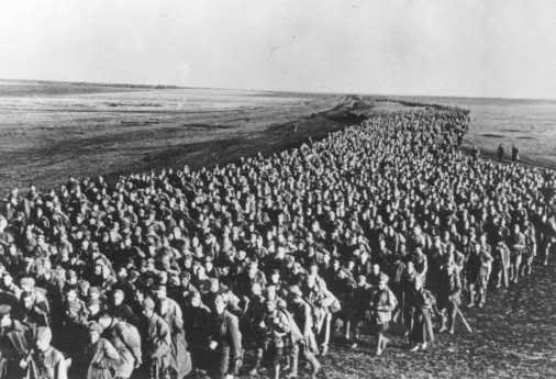 Columna de prisioneros de guerra soviéticos en el frente de batalla ucraniana. Foto tomada en Kharkov, Ucrania, Unión Soviética, 4 de julio de 1943