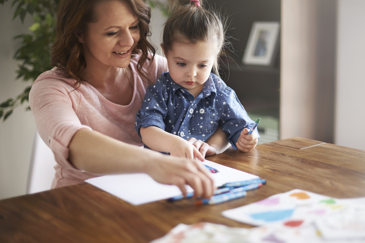 mother-daughter-drawing-white-paper.jpg