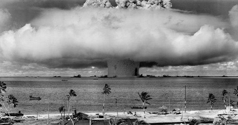 La explosión del Baker, parte de la Operación Crossroads , una prueba de armas nucleares realizada por el ejército estadounidense en el atolón Bikini, Micronesia, el 25 de julio de 1946. La nube exterior, más amplia, es en realidad una nube de condensación causada por el efecto de la cámara de Wilson, y fue muy breve. No se observó una nube de hongo clásica ascendiendo a la estratosfera, sino que, dentro de la nube de condensación, la parte superior del géiser de agua formó una cabeza similar a un hongo llamada coliflor, que cayó de nuevo a la laguna
