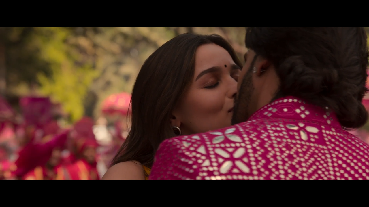 Rocky Aur Rani Kii Prem Kahaani 2023 - by Telly - VLC media player 08-09-2023 14_06_39