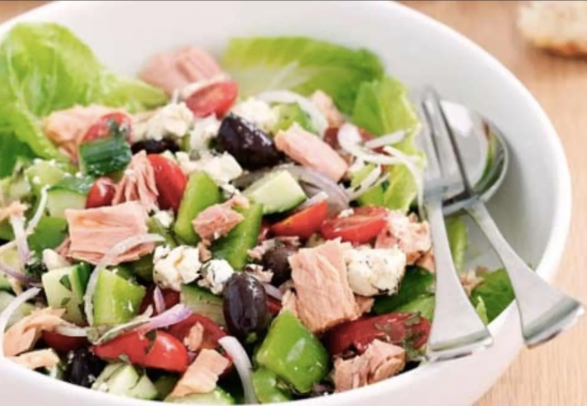 ¿Te gusta la ensalada de atún? Prepárala con espinacas para una cena ligera