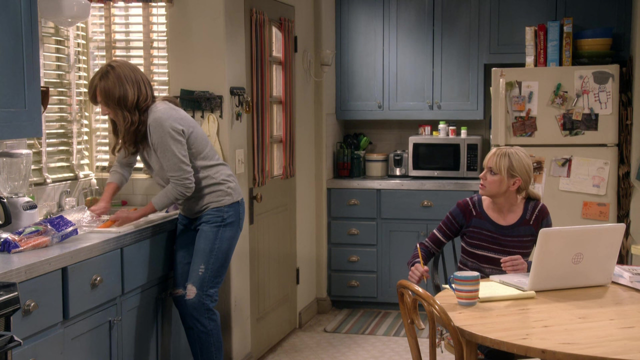 Mom (2013) - S05E01 - Twinkle Lights and Grandma Shoes (1080p WE