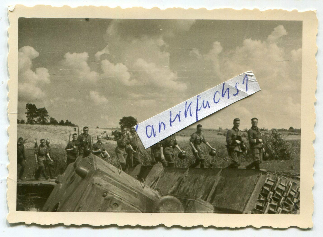 WH-Soldaten der Polizei mit abgeschossenem Panzer aus Rußland im 2.WK