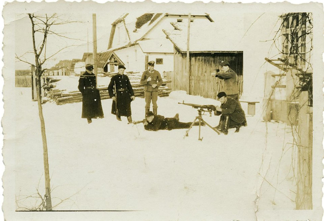 Bajo la supervisión del subcomandante del campo de Sobibor, Johann Niemann, centro de la imagen, unos guardas auxiliares participan en una sesión de entrenamiento, en el campo de exterminio de Belzec, Polonia, en la primavera de 1942
