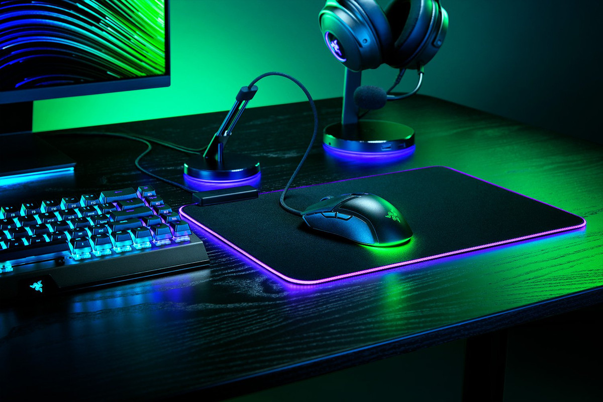 Mouse Razer Cobra mostrando su impresionante iluminación Chroma RGB con efecto underglow.