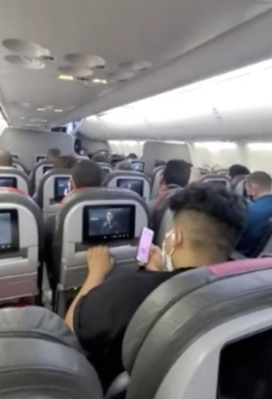 Kondisi American Airlines yang penuh sesak penumpang.