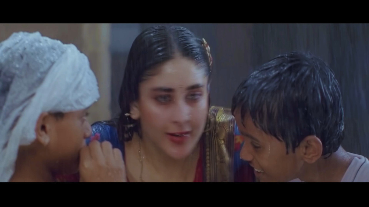 [Image: Kareena-Kapoor-Khan-Hot-Song-From-Chamel...-14-14.jpg]