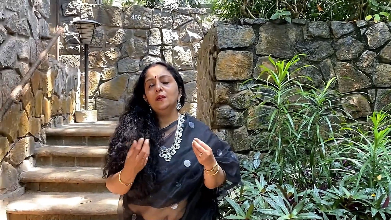 Sindhu Krishna Big Navel in saree.mp4_snapshot_00.44.142