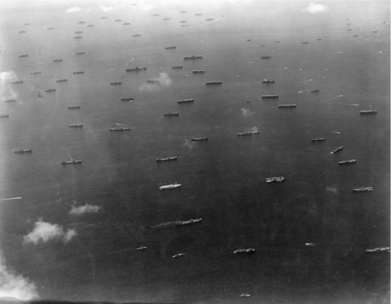 Por último una panorámica aérea de la tercera flota vista desde el norte, con fecha diciembre de 1944, contrario a las imágenes anteriores que son desde sur a norte. Aunque no tiene más datos, puede ser que la murderers row sea la que esta encerrada en el rectángulo rojo, pero por la lejanía y poca claridad de la imagen, no es posible asegurarlo Por último una panorámica aérea de la tercera flota vista desde el norte, con fecha diciembre de 1944, contrario a las imágenes anteriores que son desde sur a norte. Aunque no tiene más datos, puede ser que la murderers row sea la que esta encerrada en el rectángulo rojo, pero por la lejanía y poca claridad de la imagen, no es posible asegurarlo