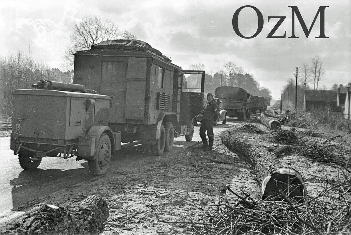 Frankreich, Chartres 1941, Funker Kolonne fährt 