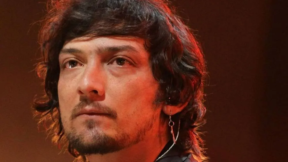 Tras golpiza en París, León Larregui preocupa a sus fans al pedir que oren por él