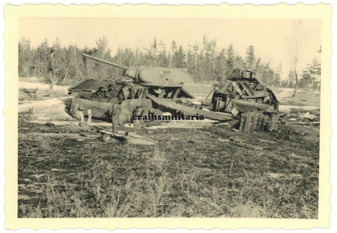 Orig. Foto zerstörte russische Panzer Tank Beute am WOLCHOW Russland 1943
