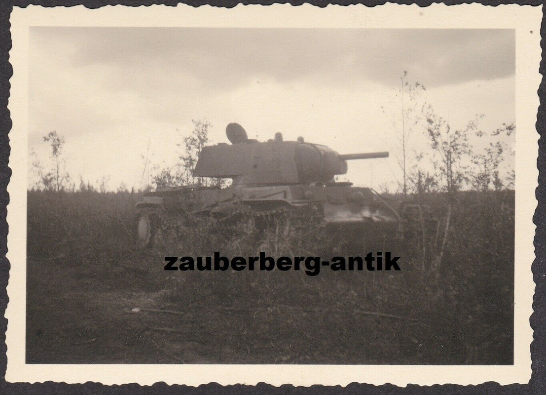 Foto Wehrmacht Ostfront zerstörter Beute Panzer KW-1 KV-1 Russland