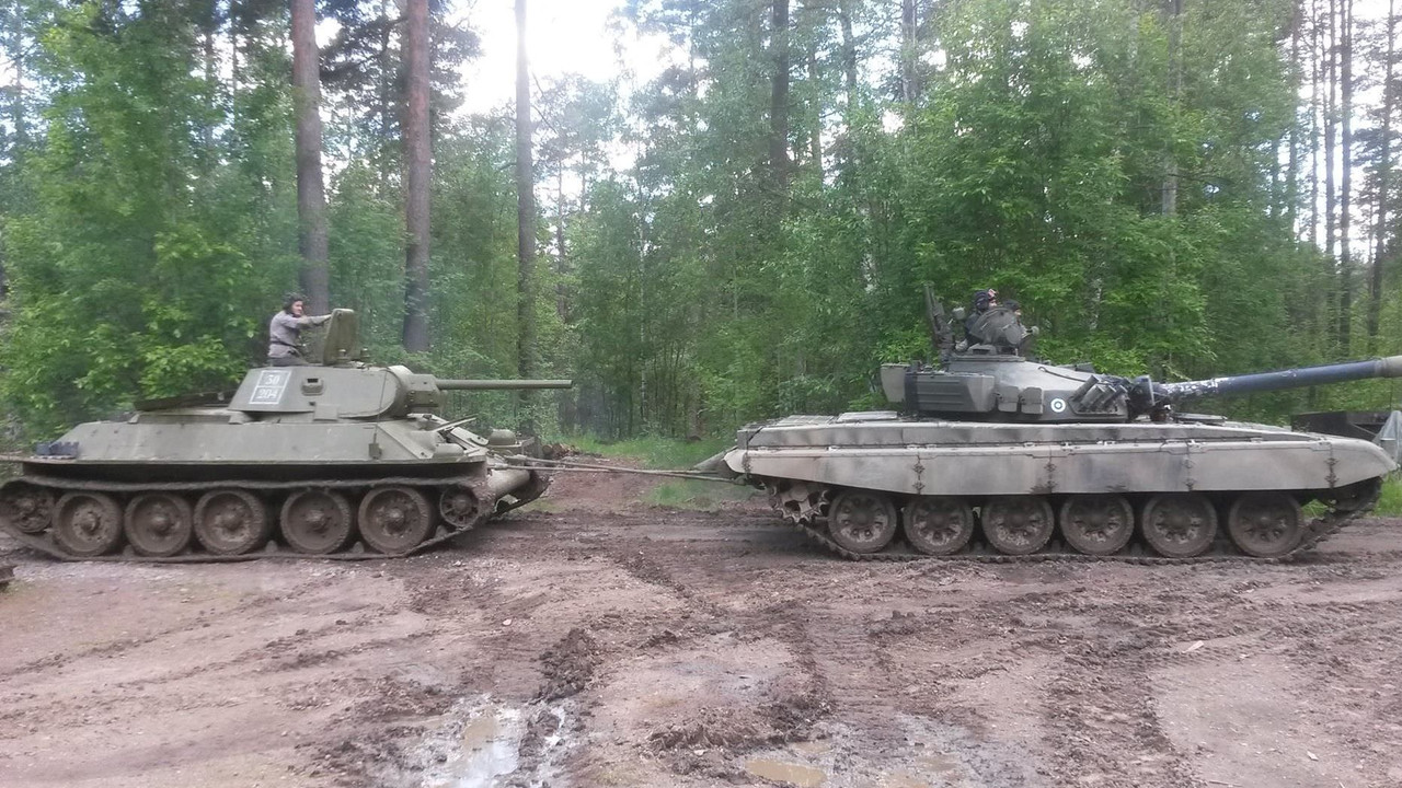 Chars insolites - Page 13 Un-T-72-finlandais-remorquant-un-T-34-76-apr-s-qu-il-soit-tomb-en-panne-lors-d-un-v-nement-en-2017
