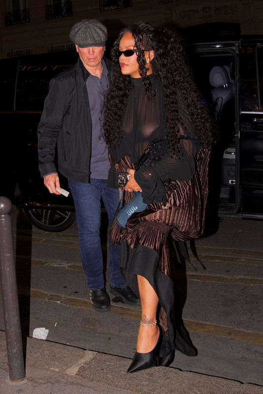 Rihanna Cesar Rest Paris45