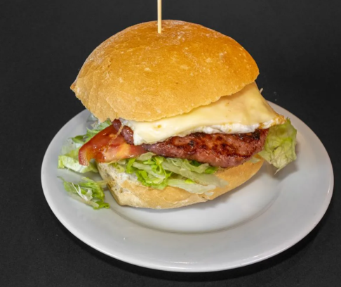 Hamburguesa con jamón curado