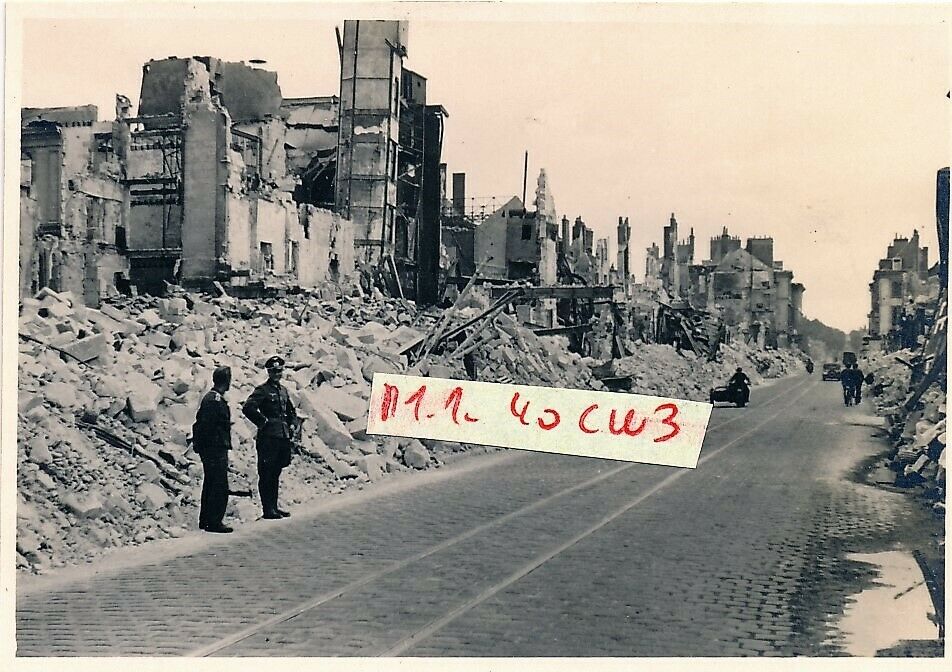 Soldats Allemands dans les ruines de TOURS dévastée juin 1940