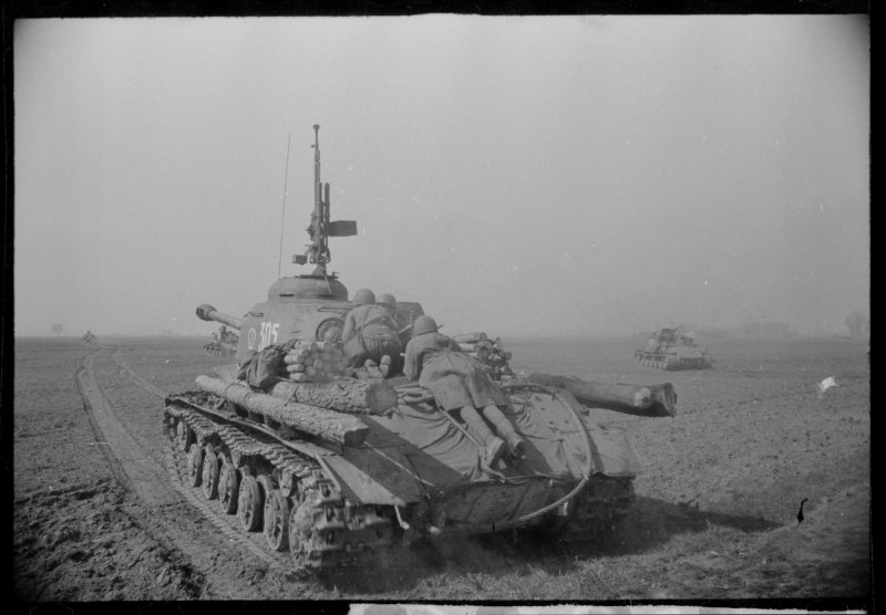 1-й Белорусский фронт. Танк ИС-3 (бортовой номер 305).