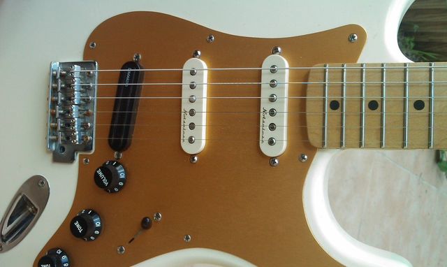 fender-pickguard-stratocaster-image-216223-audio