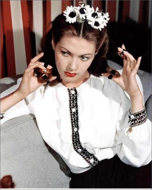 Yvonne_De_Carlo_a57
