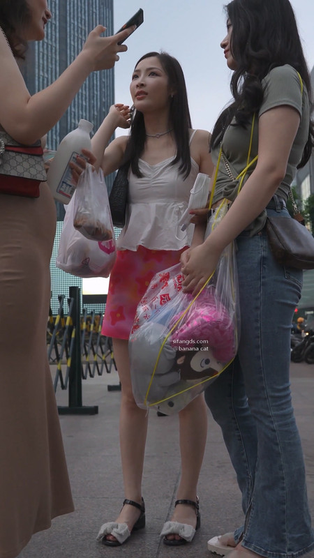 Model-level fair-skinned long-legged goddess, contrasting underskirt