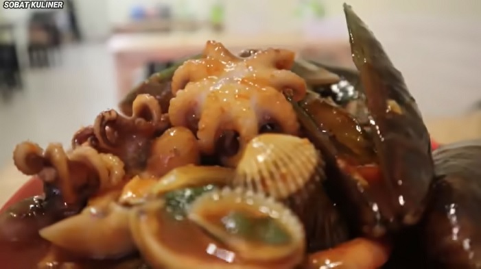 Sajian seafood mix di Seafood Abil 88.