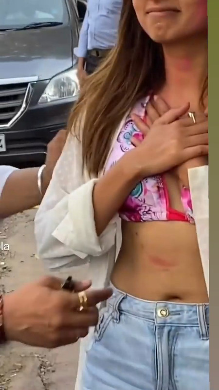 Hindi unknown actress navel zoom in white and red bikini.mp4_snapshot_00.11.851