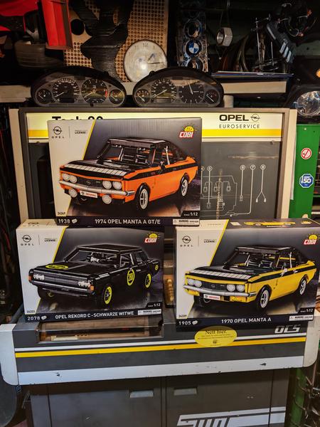 Cobi-Opel-Manta-A-Rekord-C-Schwarze-Witwe-vor-Sun-Opel-Tech80-Motortester.jpg