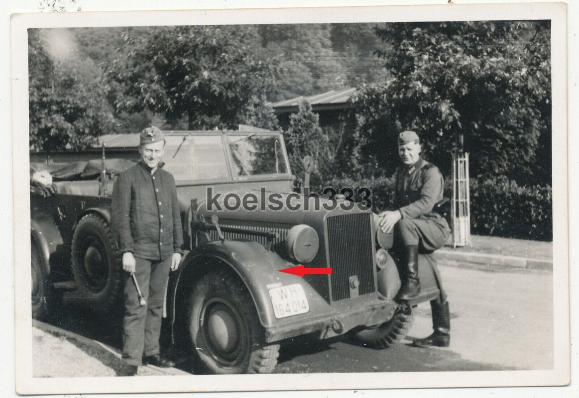 Foto Soldaten am Kübelwagen PKW der Wehrmacht mit Geweih Kennung ... !