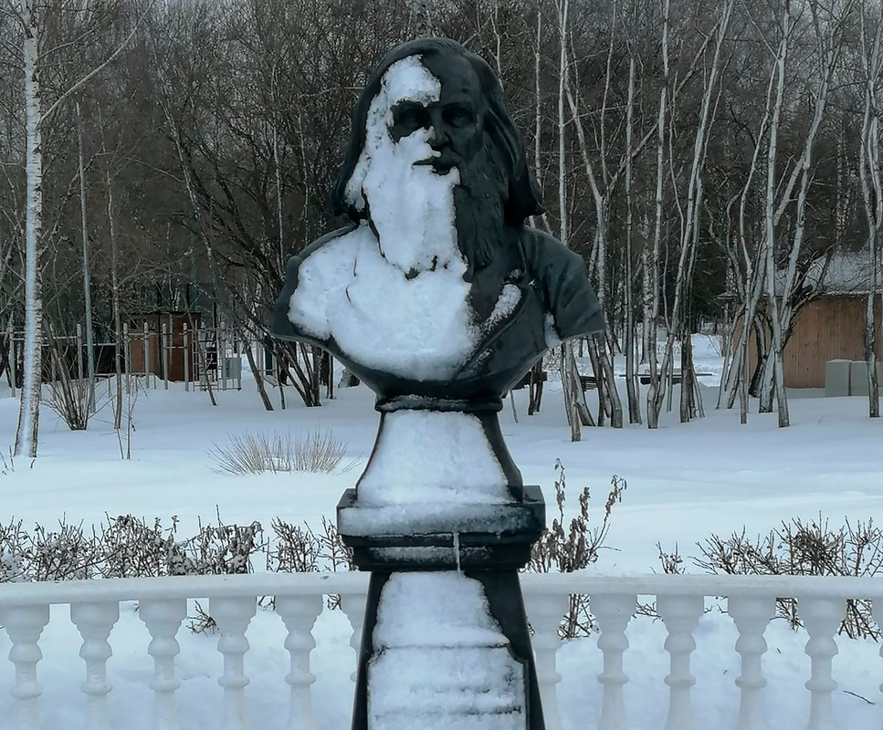 Менделеев памятник в снегу