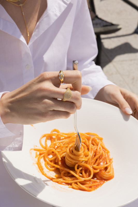 Amabile, Martina Strazzer volto di campagna dei nuovi gioielli Chunky