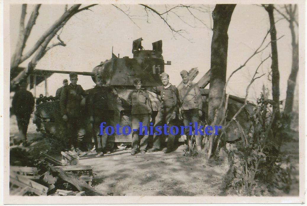 (Б-2)_(1-5)_Kameraden vor BEUTE Panzer Matilda Russland Turm Ken