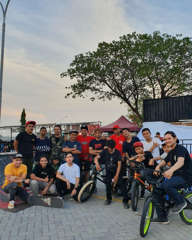 Gibran Rakabuming berpose bareng komunitas bmx dan skateboard