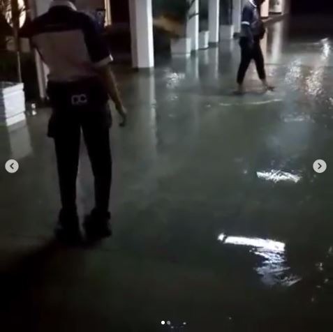 Istana Kepresidenan Jakarta turut tergenang banjir. Kondisi sejumlah titik di Istana tergenang dibagikan oleh Sekretaris Kabinet Pramono Anung lewat sejumlah foto dan video di grup WhatsApp wartawan.