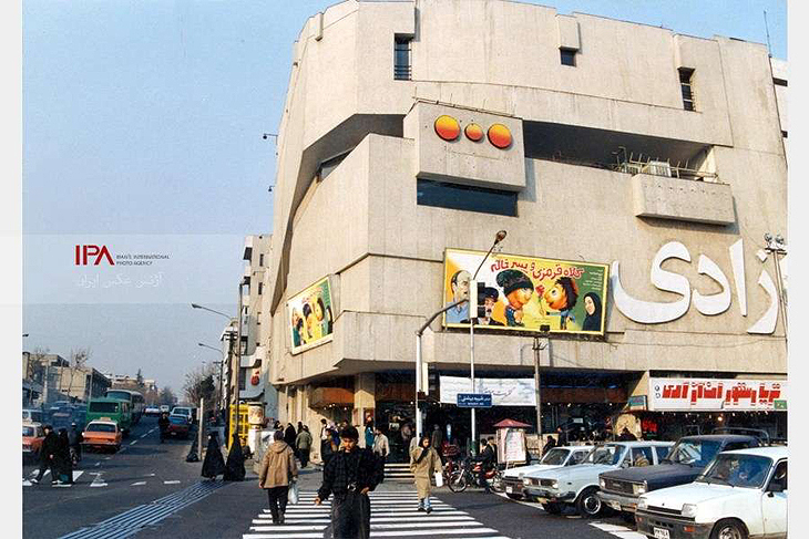 فیلمها و برنامه های تلویزیونی روی طاقچه ذهن کودکی - صفحة 15 Sinama-Azadi-Filme-Kolah-Ghermezi-va-Pesar-Khale-Sc-1373-copy