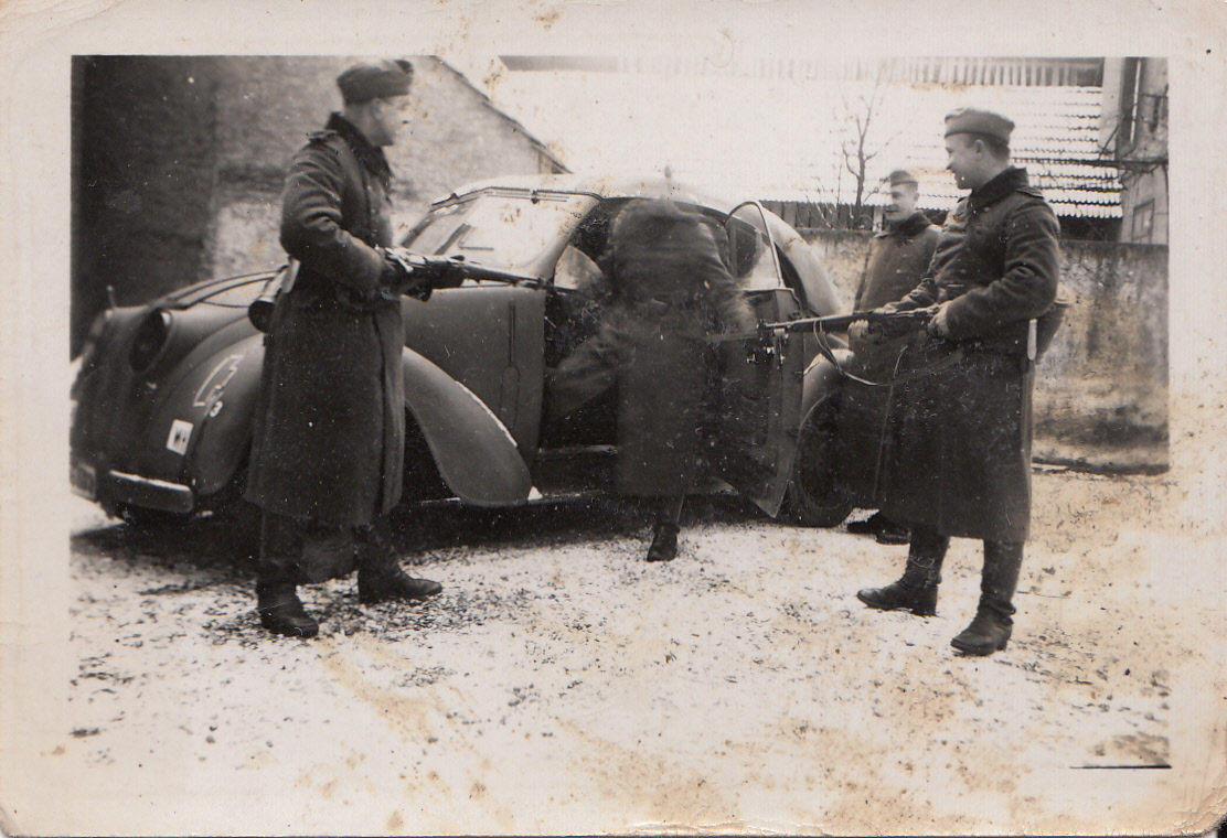 Wehrmacht Soldaten mit BEUTE PKW Kübelwagen Kenn